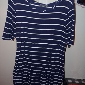 Very cute tee with slits on both sides